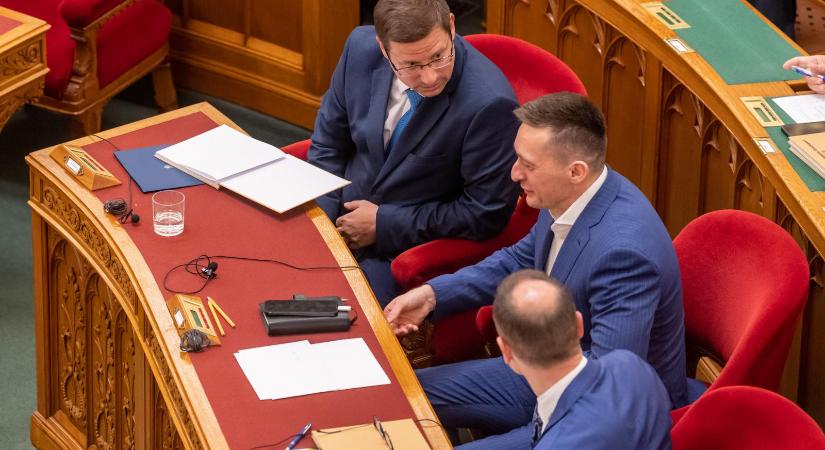 265 megbízásból 265 ugyanott landolt a Rogán Antal irányítása alá tartozó Nemzeti Kommunikációs Hivatal beszerzésein keresztül