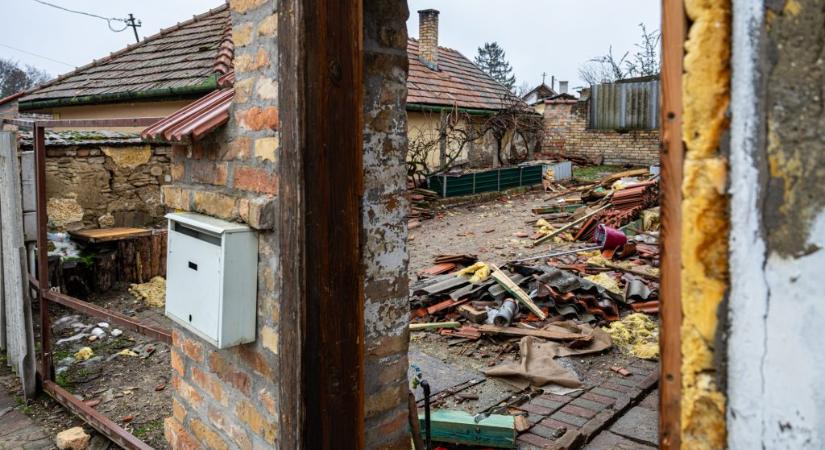 „Azt hittem, bomba robbant alattam” – gázrobbanásban megsemmisült egy családi ház Pannonhalmán, negyven pedig megrongálódott