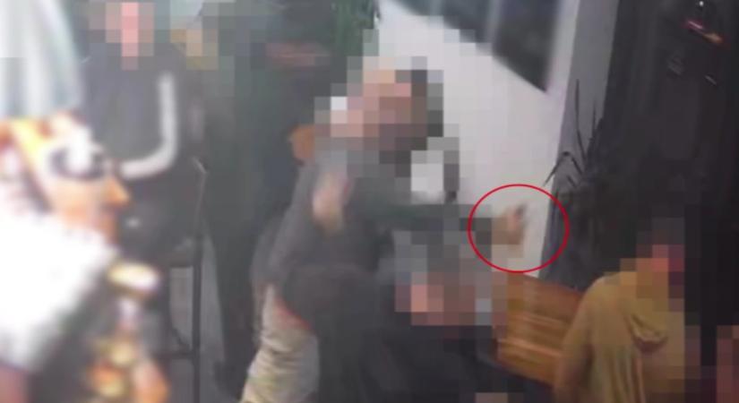 Nem tudta kibékíteni a kávézóban kiabáló vendégeket, ezért előkapta a gázsprayt és válogatás nélkül szembe fújta őket – videó