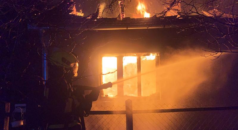 Lángoló házból mentették ki az idős asszonyt