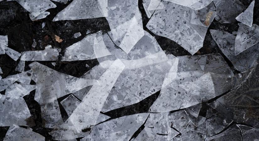 Kutyasétáltatás közben szakadt be a tó jege a nő alatt