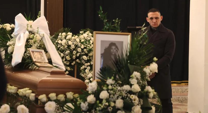 Megérkeztek az első fotók Jákli Mónika temetéséről – ma vesznek végső búcsút a fiatalon elhunyt édesanyától
