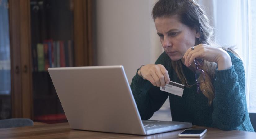 Milliárdos értékben viszik el a pénzt a magyarok számláiról – itt az ok