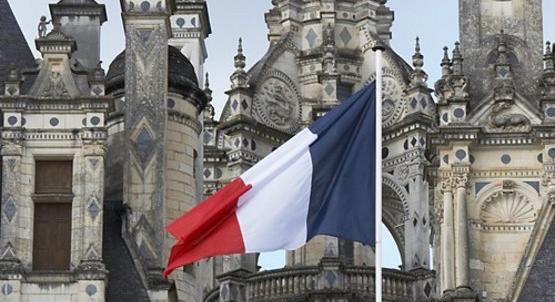 A francia kormány túlélt két újabb bizalmatlansági szavazást