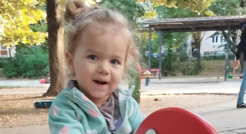 "Bárki sírni kezd, ő odasiet és felvidítja" - élet-halál harcot vívott a 3 éves Aletta, ma már mindenki arcára mosolyt csal