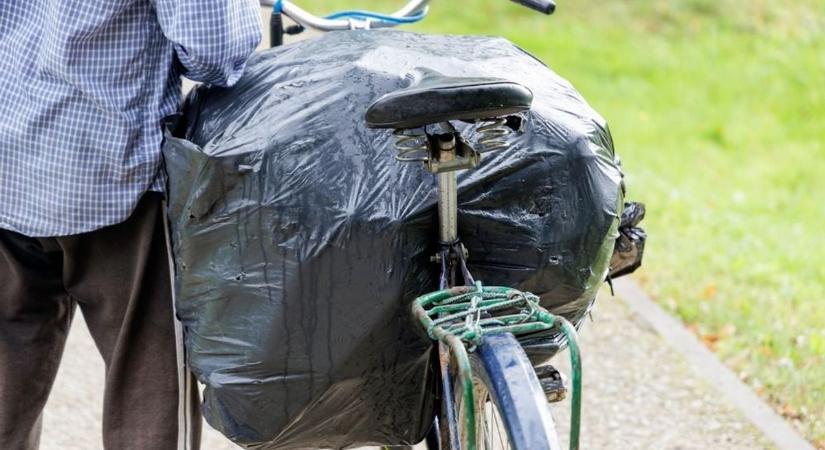 Nehéz fekete zsákot szállított a miklósi biciklis, azonnal letartóztatták a rendőrök