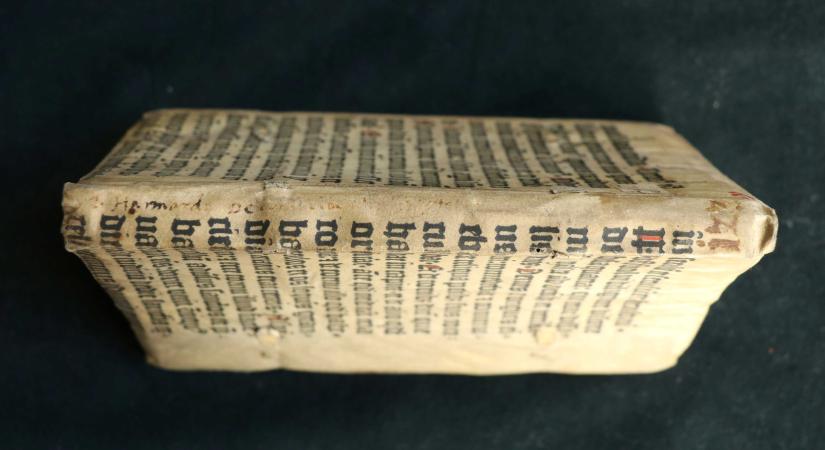 Szenzációs felfedezés az OSZK-ban: megtalálták Gutenberg 36 soros Bibliájának töredékét (VIDEÓ)