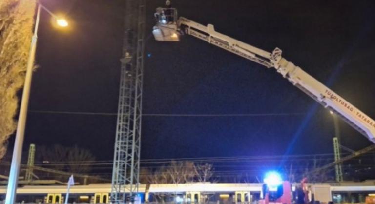 Felmászott egy 15 méter magas oszlopra egy nő Tatabányán, hogy leugorjon