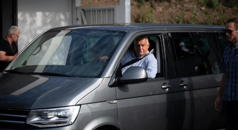 Orbán Viktor maga viszi házhoz a nemzeti petíciót