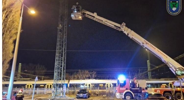Felmászott és le akar ugrani egy 15 méter magas lámpaoszlopról egy nő, utolsó pillanatban mentették meg az életét