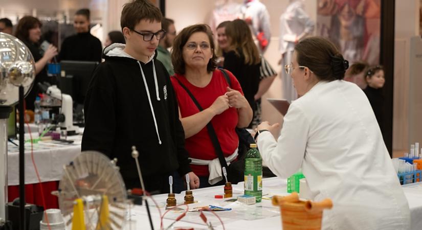 Látványos kísérletek: rendhagyó nyílt napot tartott a debreceni természettudományi és technológiai kar