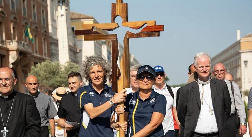 Az Athletica Vaticana viszi az olimpiai keresztet Milánóba a téli játékokra