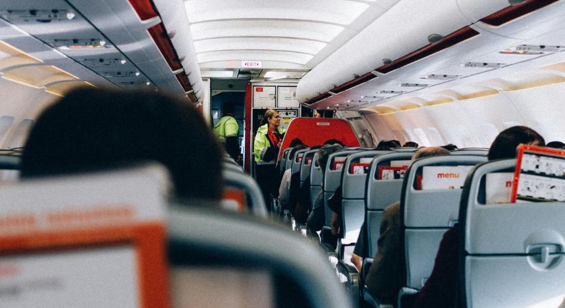 Elaludt édesanyja vállán a repülőn, majd sosem ébredt fel