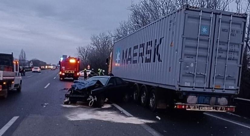 Szörnyű látvány: így néz ki az autó, amit összegyűrt a kamion Fehérvárnál (fotók)