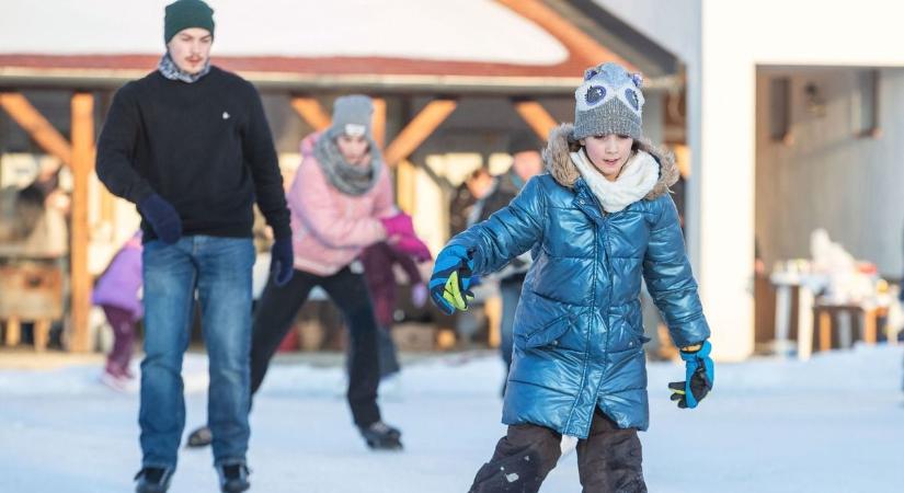 El tudod képzelni, hogy egy szikkasztó tó legyen a jégpálya? Újszilváson megtörtént