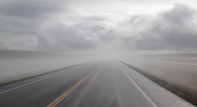 Veszélyes szürkeség jön: Sűrű köd nehezíti meg a pénteki közlekedést – itt a részletes előrejelzés