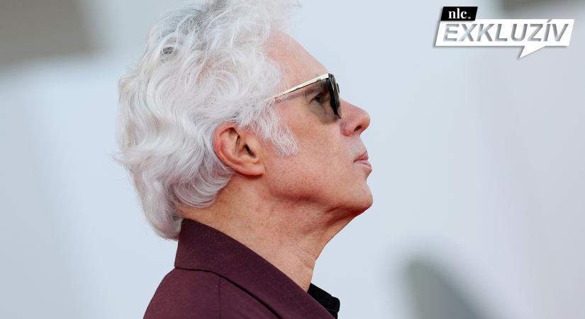 „Micsoda beképzelt alak! Fehérre festi a haját, csak fekete ruhákat hord és fekete-fehér filmet csinál” – Jim Jarmusch az nlc-nek