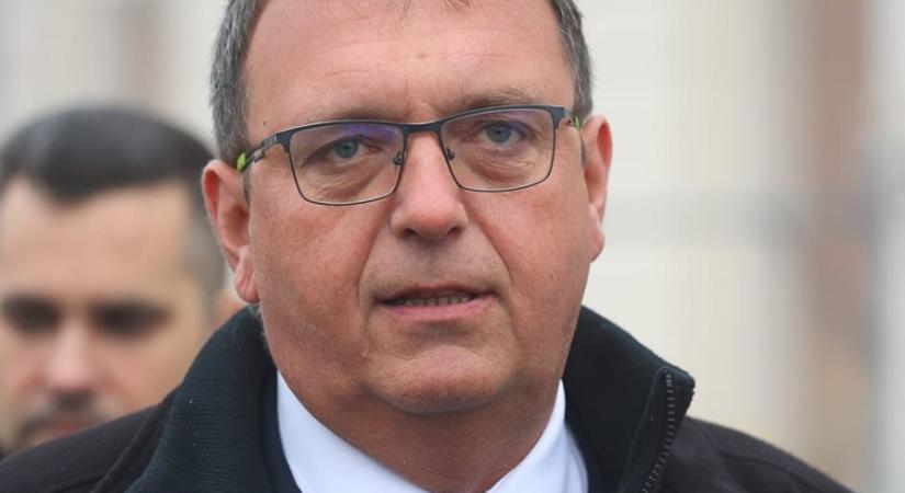 Bevitték a rendőrök a dunaújvárosi alpolgármestert