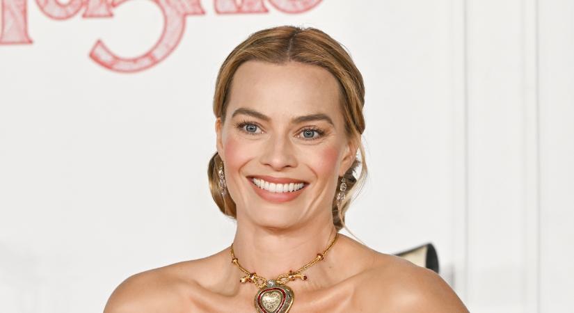 Margot Robbie újraírta a pucérruha fogalmát: kígyóbőr fűzője nem sokat bíz a képzeletre