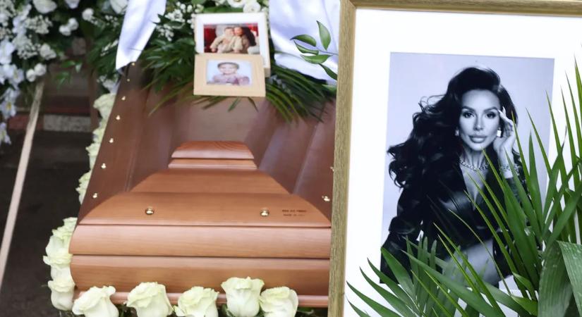 Szívszorító: Jákli Mónika kislánya így vett részt édesanyja temetésén