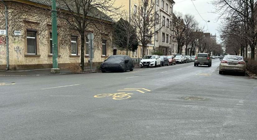 Szokatlan parkolás a belvárosban: bírság is járhat ezért a megoldásért