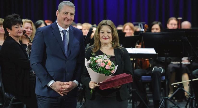 Autóstoppal érkezett Egerbe, most Pro Agria szakmai díjat vett át Vass Judit