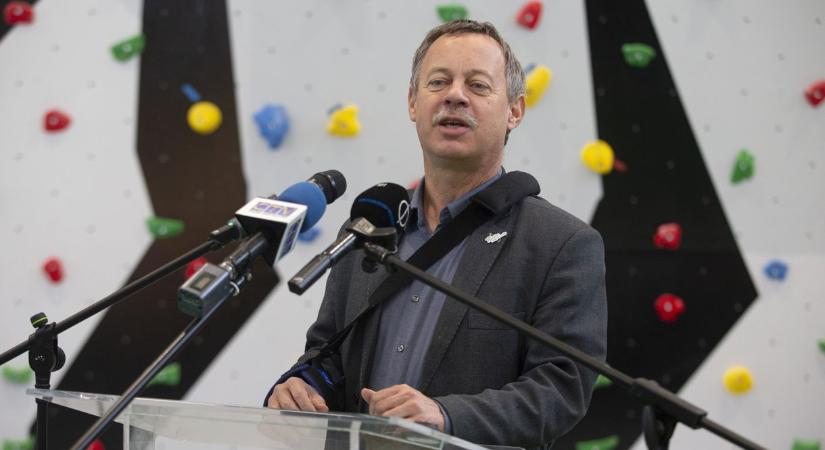 Drasztikus helyzet vagy javuló eredmények? Élesen eltérően értékelik a Netfit eredményeit a kormányzati szereplők