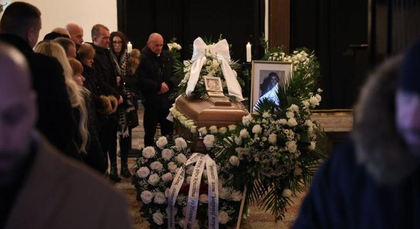 Még az eső is Jákli Mónikát siratta. Alistálon búcsúztak el a tragikusan fiatalon elhunyt édesanyától - fotók