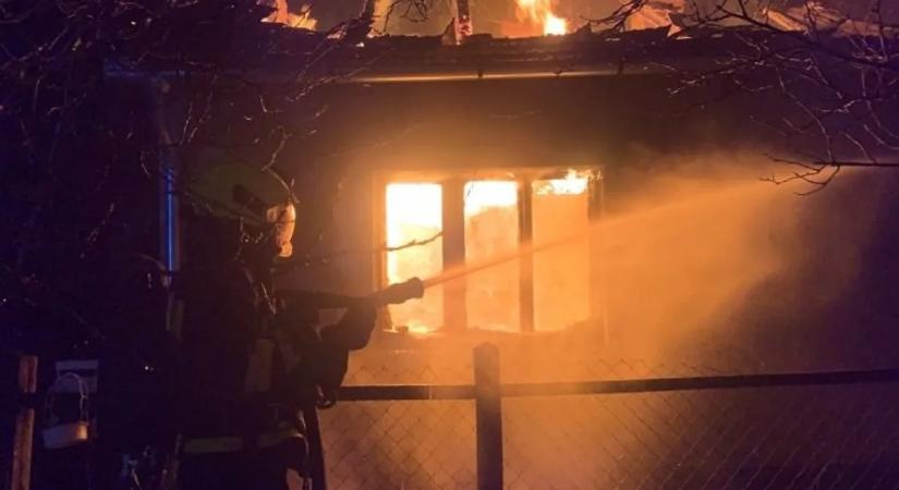 Az utolsó pillanatban hozták ki az égő házból az idős asszonyt Kadarkúton