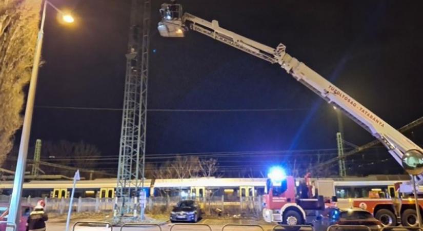 Felmászott egy 15 méteres oszlopra egy nő a tatabányai vasútállomáson, hogy véget vessen életének