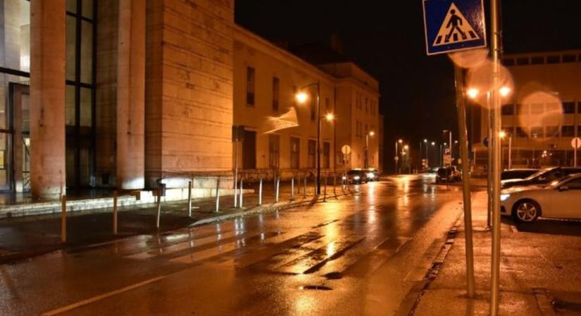 Erőszakosan tépte ki a fiatal kezéből a telefont a győri vasútállomáson