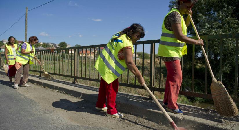 Ezeket tehette volna a kormány a romákért, akiket Lázár János vasúti vécék takarítójaként képzel el