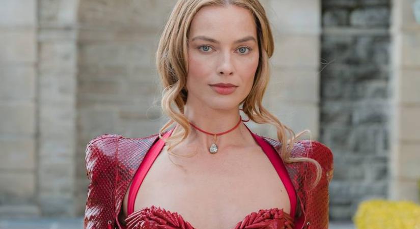 Margot Robbie szexi miniruhájától leesett az állunk: kirobbanó formában van a színésznő