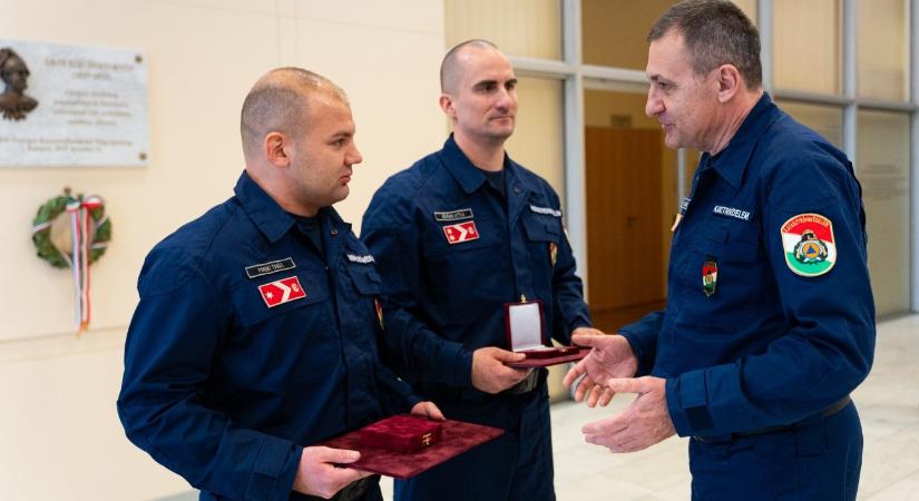 Kamaszokat mentettek ki egy jeges tóból – videó