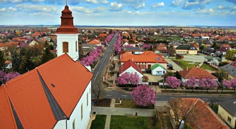 Hatalmas bejelentés a hevesi településről, lassan kulcsrakész a fullos komplexum – videón a hiánypótló ingatlan