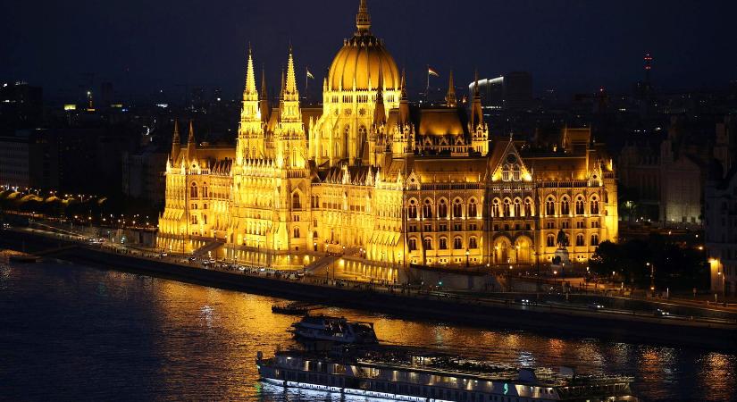 8 idegen tárgyat találtak a magyar Parlament közepén, nem szabadna ott lenniük