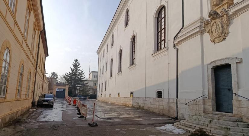 Másfél hónapig zárva marad a Szent András-bazilika melletti parkoló Komáromban