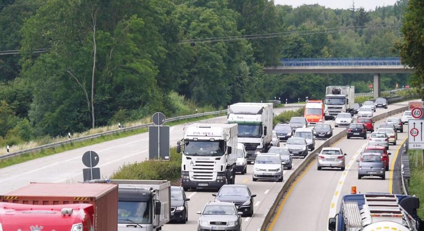 Éjszakai korlátozás az M1-M7-esen: mutatjuk, mikor és hol számíthatnak dugóra az autósok