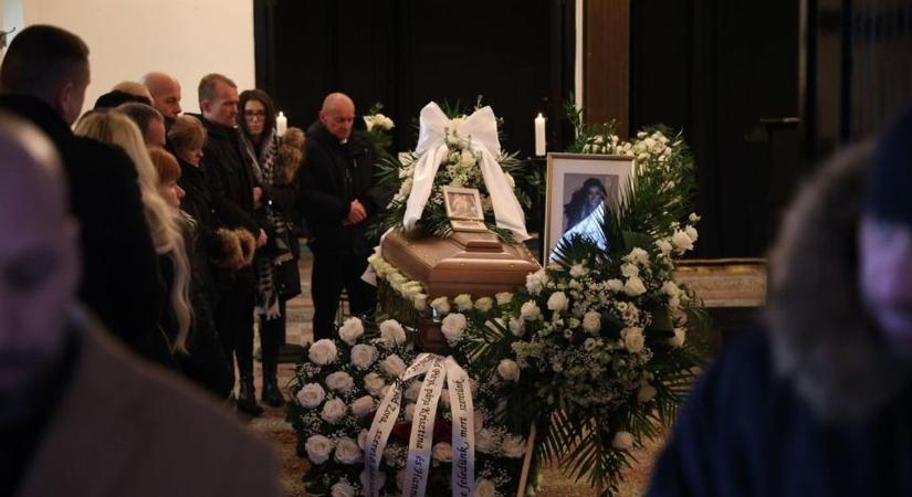 Megszakad a szív: utolsó útjára kísérték Jákli Mónikát ( helyszíni fotók)