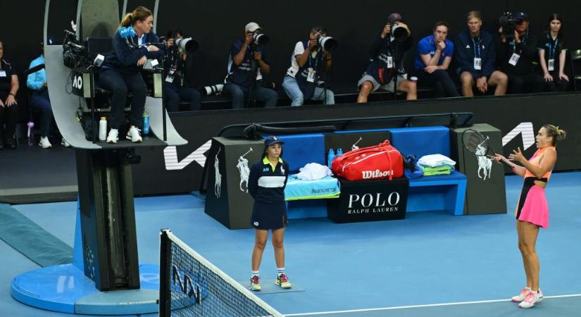 Australian Open: a világelső a székbíróval veszekedett, majd lesöpörte ellenfelét a pályáról
