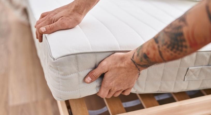 Visszataszító foltok éktelenkednek a matracon? Így tisztíthatod ki 4 lépésben