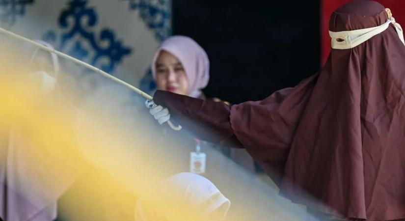 Nyilvánosan megbotoztak egy párt házasságon kívüli szex és alkoholfogyasztás miatt