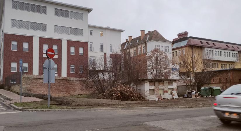 Városi tulajdonban állt a kórháznál kiszabadított árvízvédelmi kőfal előtti rész