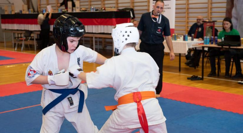 Teljes erővel ütnek és rúgnak Bonyhádon