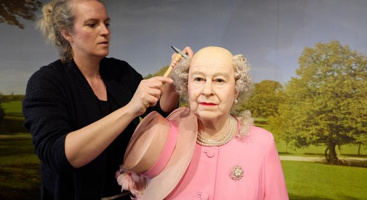 Így újul meg II. Erzsébet királynő frizurája a viaszmúzeum tavaszi nagytakarításán