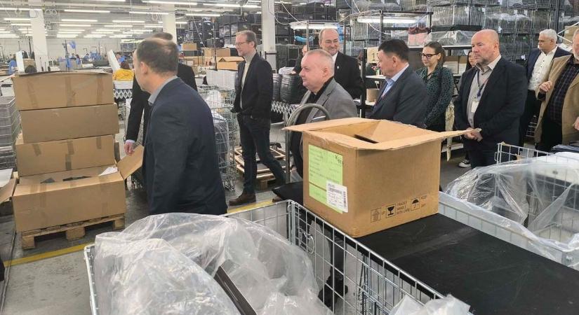 Kulisszák mögötti egyeztetés a Samsonite-ban – Szekszárdon új gazdasági korszak körvonalazódik (galéria)
