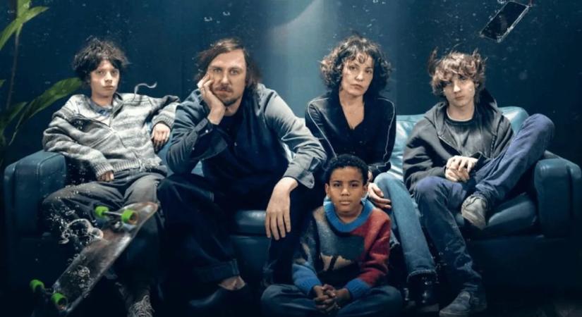 Szétesett család keresi a halottakat A fényben, de csak a félhomályig jutnak