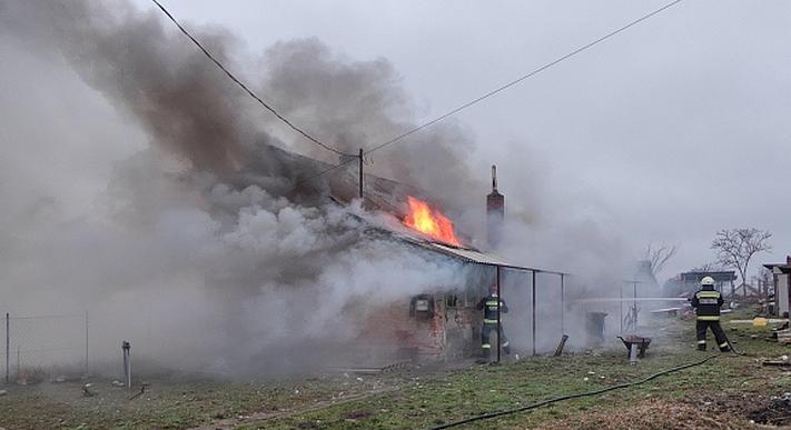 Tűzoltók mentették ki a bácsit az égő házból Maroslelén