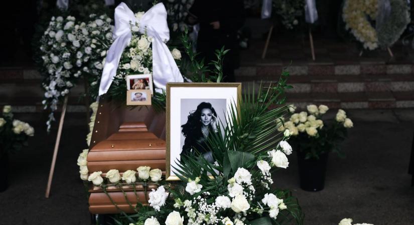Dráma Jákli Mónika temetésén: szétszakadtak a gyászolók, fotókon a szívszorító pillanatok