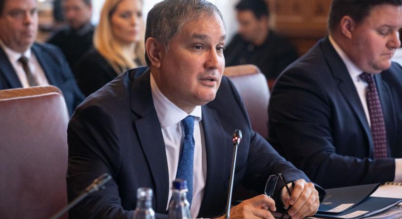 Az elvileg zárolt költségvetési tartalékból és egy újabb egyszeri adóból finanszírozzák a rezsistopot